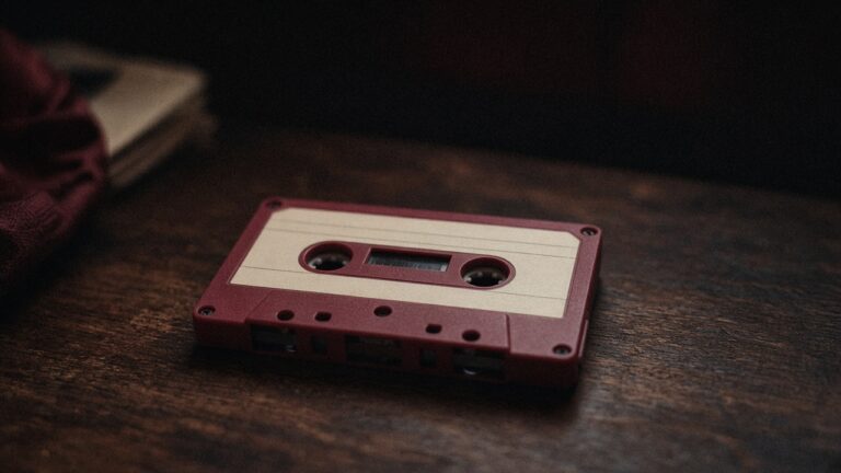 Cassette sobre una mesa oscura, luz baja.